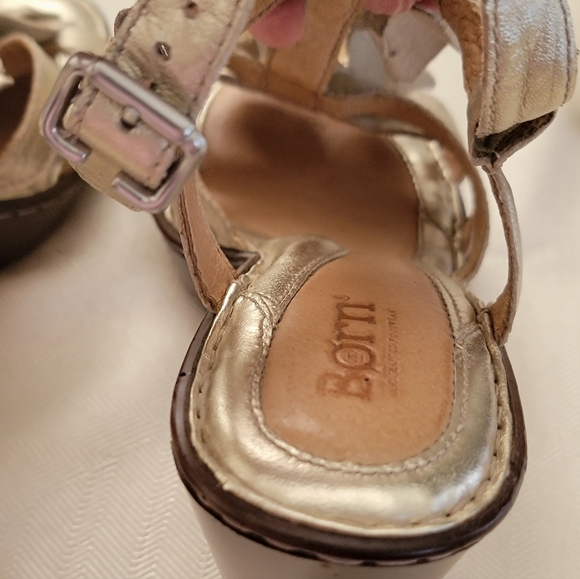BORN Metallic Gold Flower Leather High Sandal Size 8 - Picture 8 of 9